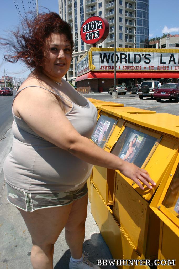 Reyna Cruz chubby redhead chick skimpy shorts tank top hunt